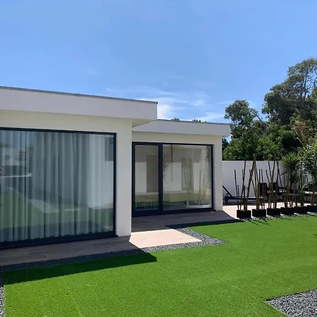Oliver House * Poco da Cruz